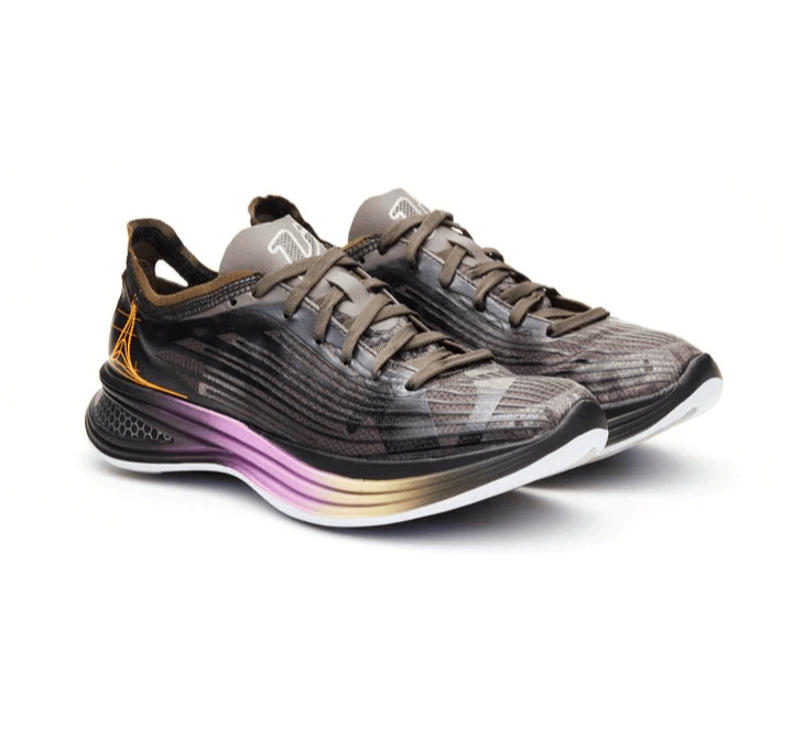 Opplev ultimat komfort og ytelse med Vimazi Z20 dame løpesko. Spesialkonstruert for eliteløpere som løper mellom 2-3 min/km. De ultimate joggesko for erfarne løpere som er vant til å løpe mange kilometer på harde underlag. Perfekt for intervaller og lengre løp. Rå energirespons og demping med Vimazi Z20 dame løpesko.